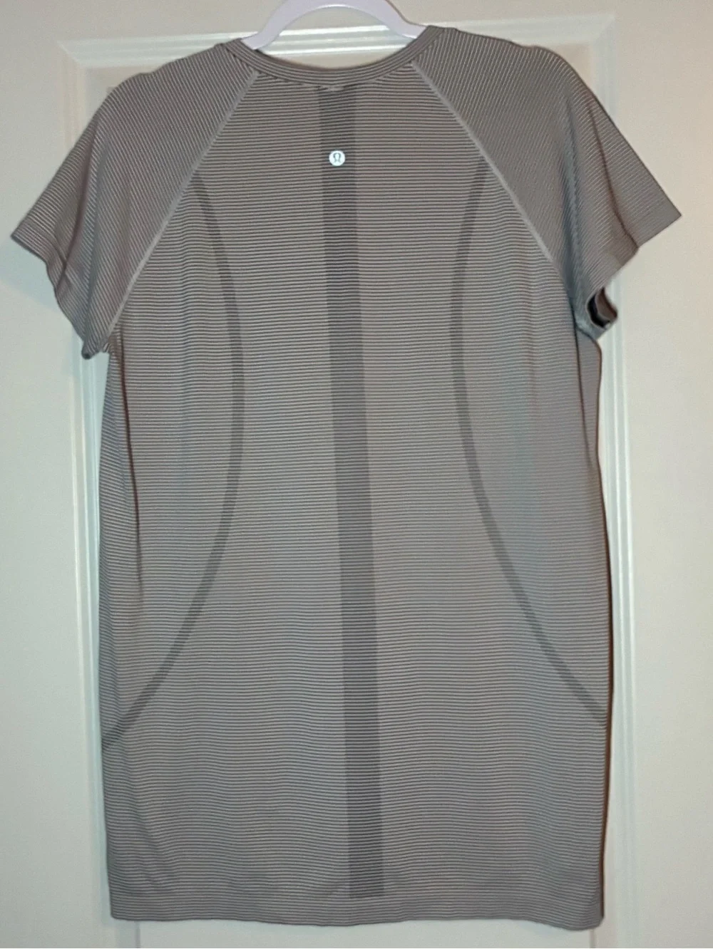 Lululemon Swiftly Tech Short Sleeve 2.0 in Tempo Stripe White / Black Size 14